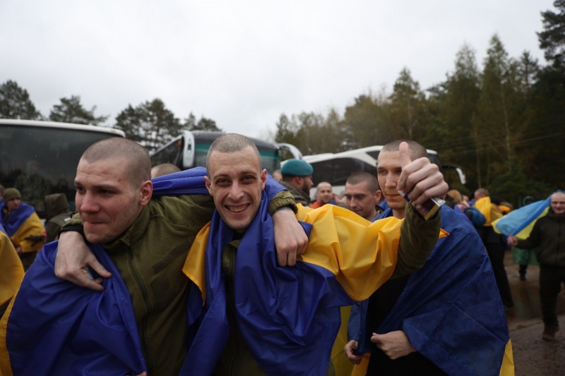 У четвер, 2 жовтня, відбувся черговий обмін полоненими між Україною та Росією. Додому повернулися 185 українських воїнів. 3