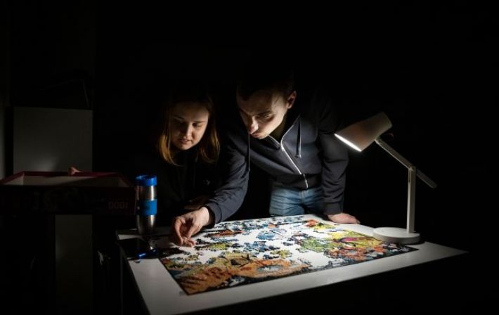 Украинцев призвали экономить свет: в какие часы стоит ограничить использование мощных приборов