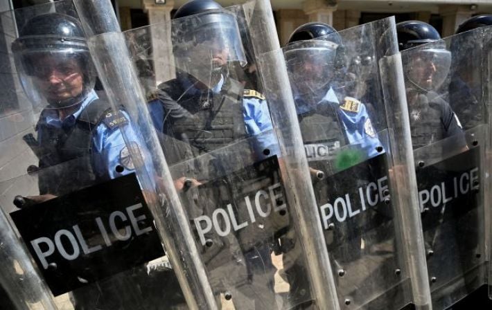 Многотысячные протесты в Сербии: Годовщина трагедии на вокзале спровоцировала столкновения сторонников и оппонентов Вучича