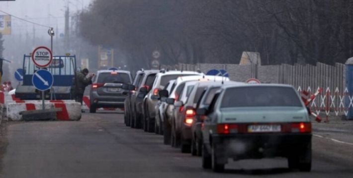 Бомба замедленного действия: оккупированный Мелитополь превратили в транзит для "легализации" угнанных авто