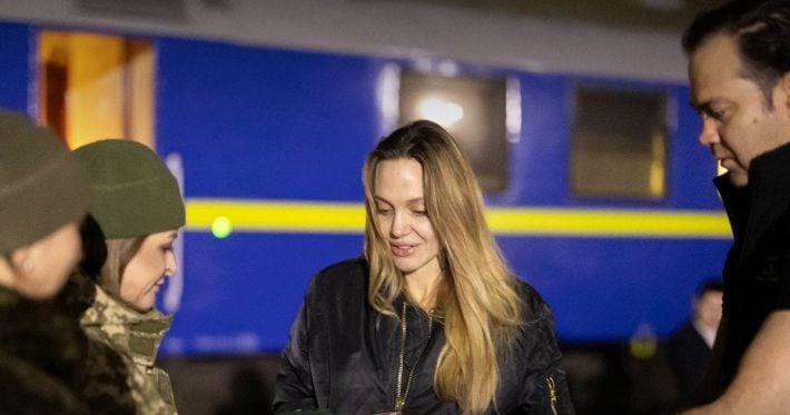 Джоли заметили на выезде из Украины: что подарили ей пограничники
