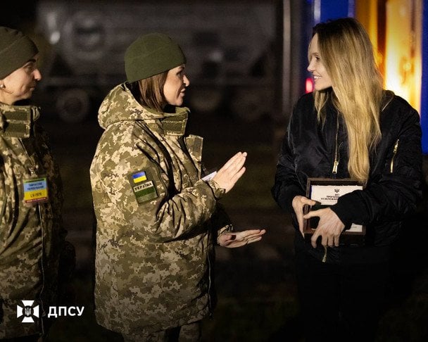 Покидая Украину, голливудская актриса Анджелина Джоли получила неожиданные подарки от украинских пограничников.