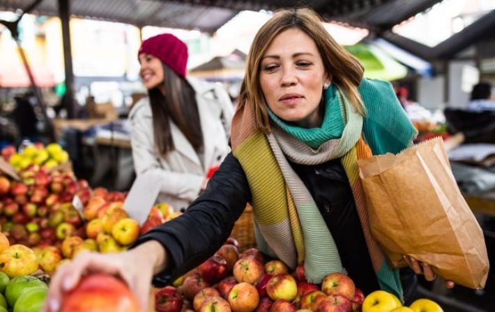 Яблоки по цене экзотики: Почему традиционный украинский фрукт рекордно подорожал и чего ждать зимой