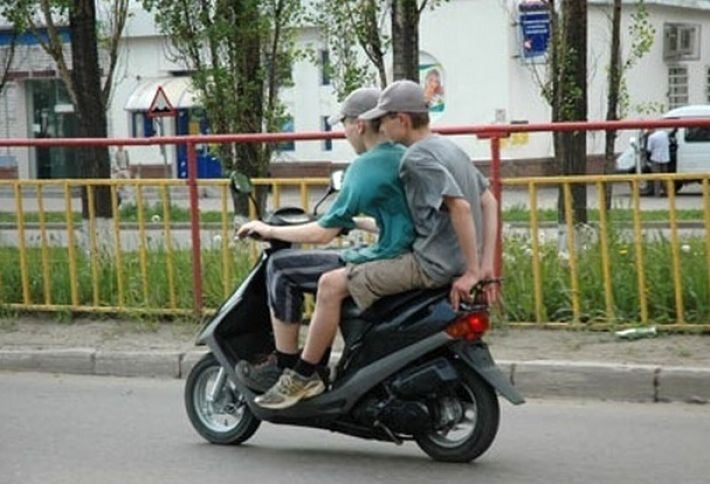 На оккупированной Мелитопольщине двое подростков перевернулись на мопеде: оба в больнице