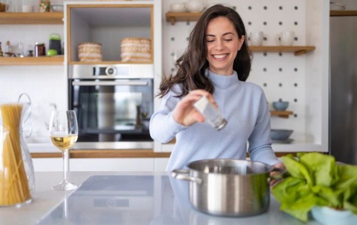 Избыток соли в рационе: Как украинцам безопасно снизить потребление в 2,5 раза