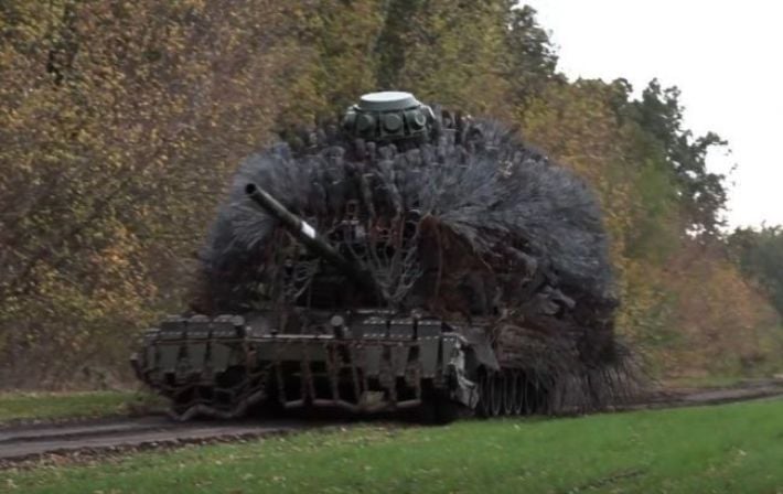"Не проехал и 10 км": Российские танкисты жалуются, что массивная защита от дронов ломает трансмиссию "танков-ежей"