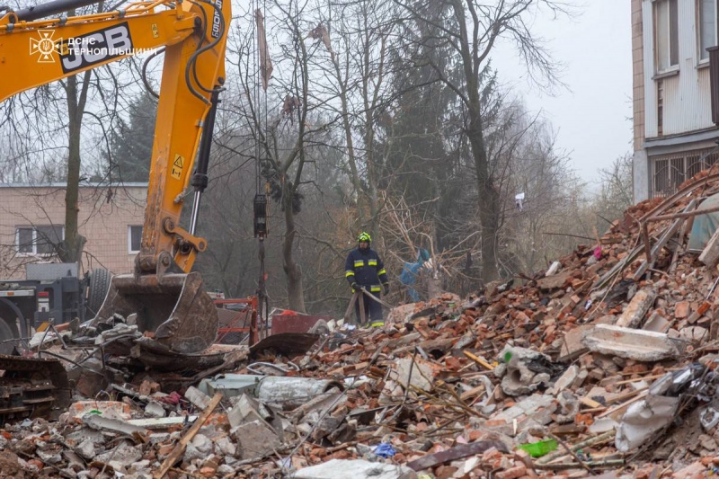 Вони запевнили, що роботи триватимуть, доки не буде впевненості, що під завалами нікого не залишилось.