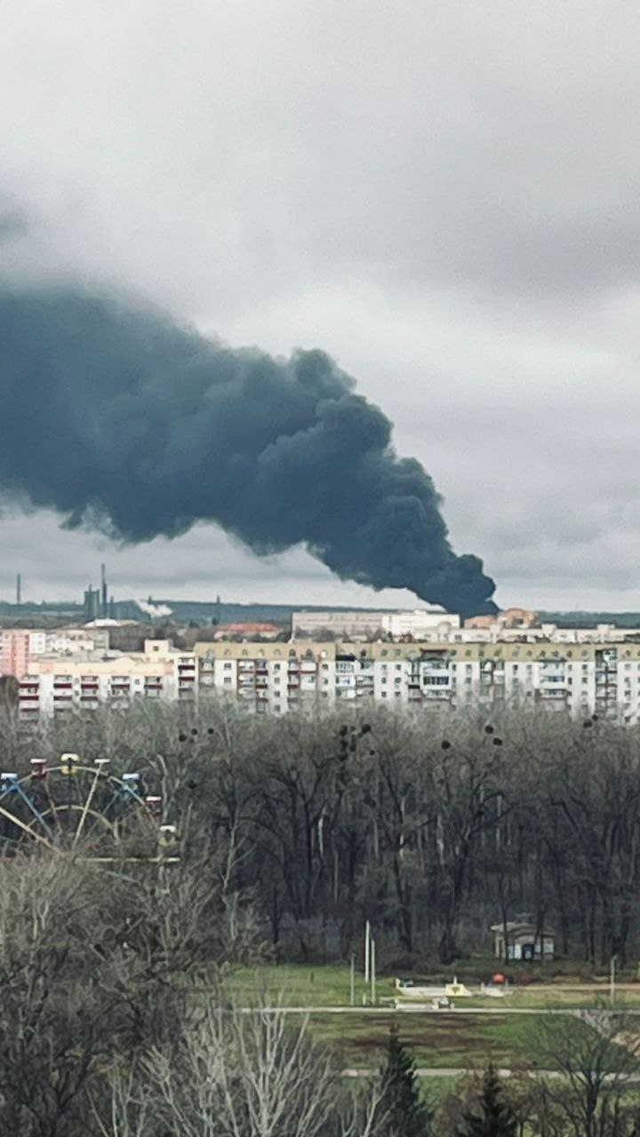 На місці події працюють рятувальники та екстрені служби — триває ліквідація займання та обстеження території.
