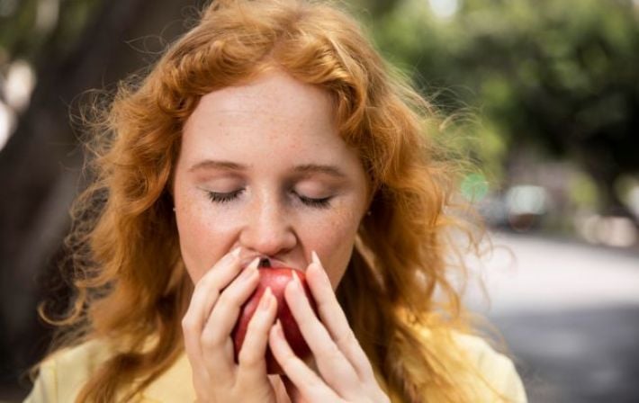 Природный дезодорант: 5 неочевидных продуктов, которые легко устраняют неприятный запах изо рта