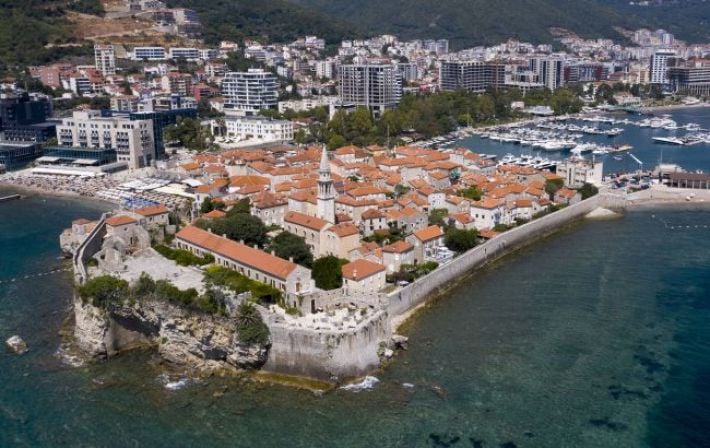 Проблемный курорт: Черногория ужесточает визовые правила для россиян, чтобы соответствовать требованиям ЕС