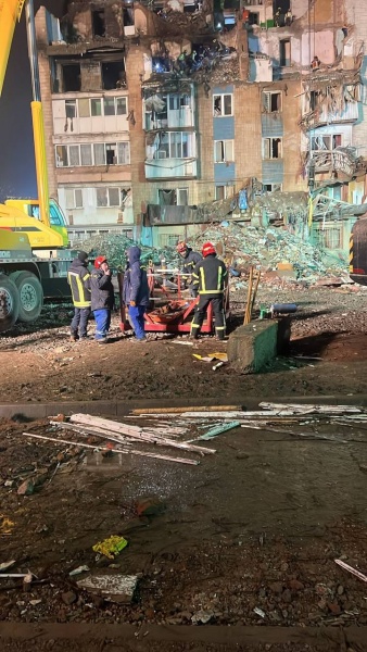 У Тернополі знову збільшилася кількість жертв російського ракетного удару. Уночі рятувальники виявили під завалами тіло ще однієї жінки.