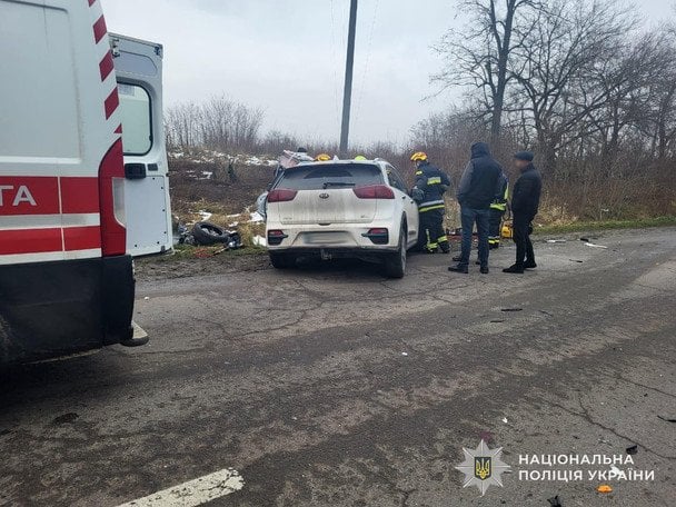 Попри зусилля медиків, життя водія Kia врятувати не вдалося — він помер у реанімації.