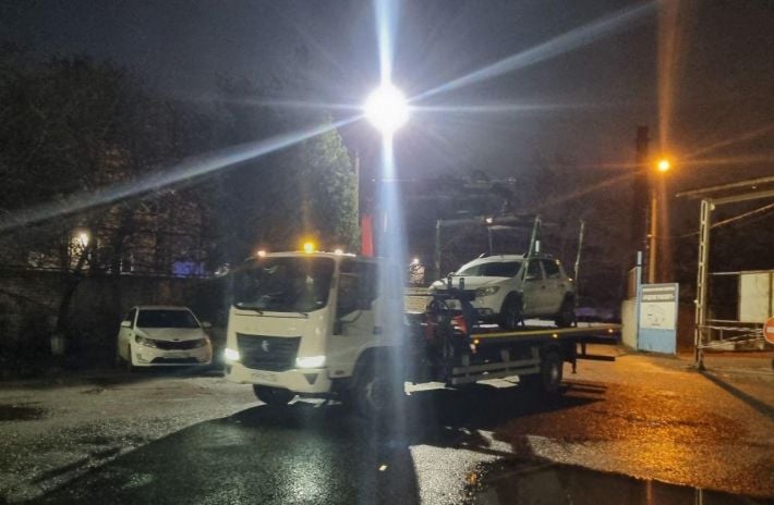 В Мелитополе оккупанты начали массово эвакуировать припаркованные автомобили: чтобы забрать машину, нужно дорого заплатить