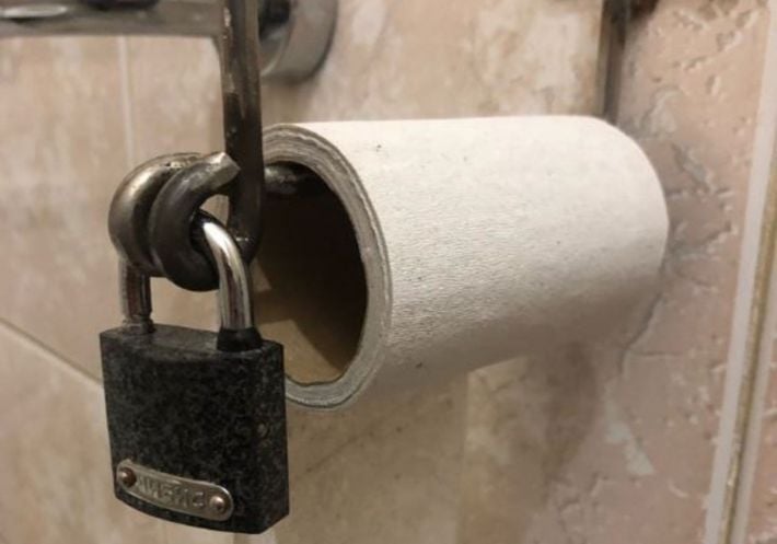 В Мелитополе раскрыли "кражу века": рулон туалетной бумаги не ушёл от правосудия