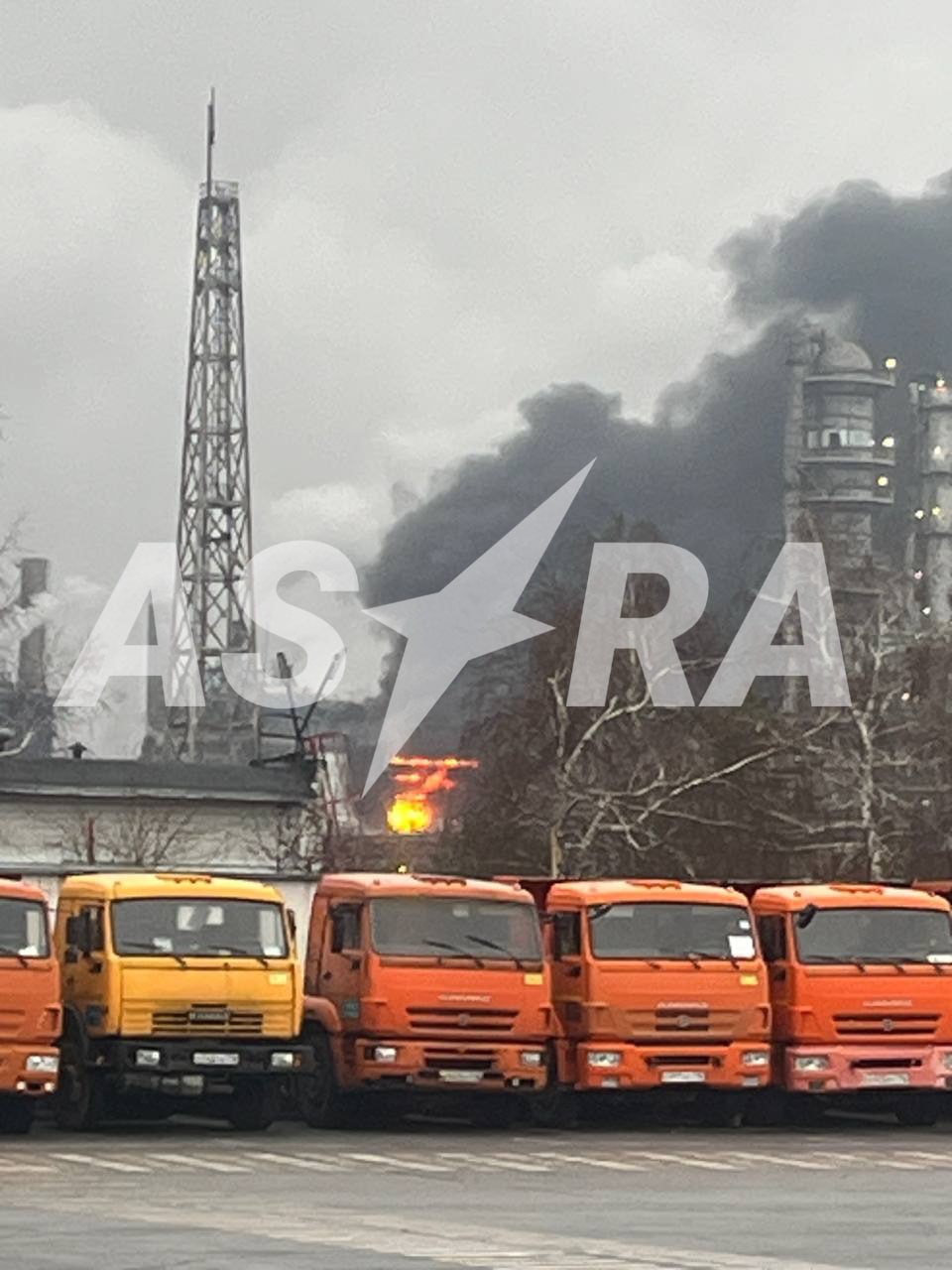 На оприлюднених фото, які розповсюджують місцеві пабліки, видно густі клуби чорного диму, що здіймаються над промисловою зоною.