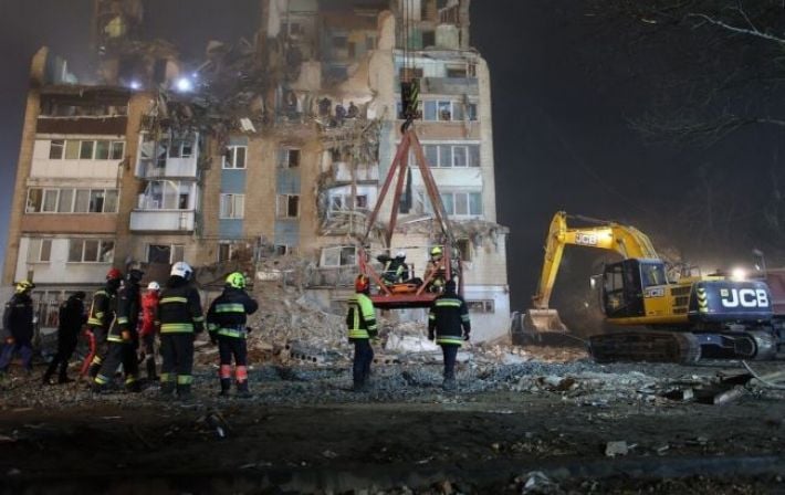 В Тернополе число жертв российского удара выросло до 28: спасатели нашли еще одно тело