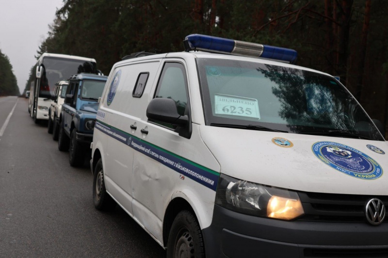 Украина сегодня, 22 ноября, вернула из Беларуси 31 своего гражданина, которых белорусские суды ранее приговорили к различным срокам заключения — от 2 до 11 лет.