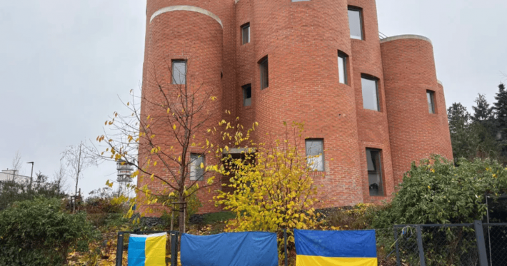 Украинские флаги появились у резиденции спикера Чехии, не поддерживающего Украину