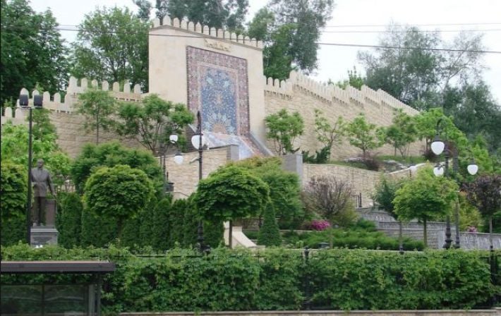 Обломок "Искандера" повредил Посольство Азербайджана и сквер Алиева в Киеве: детали ночного удара РФ