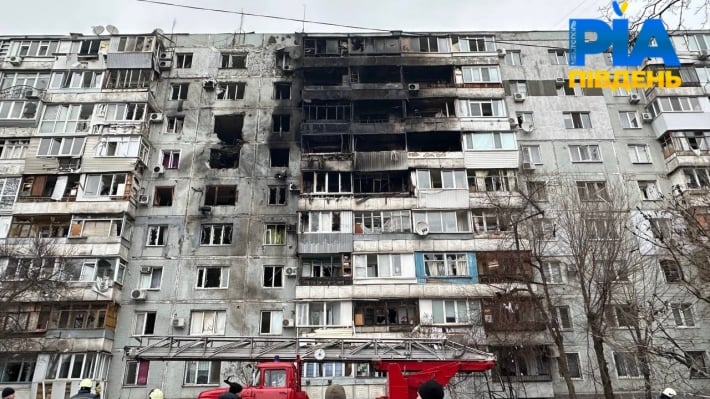 Атака дронами по многоэтажке в Запорожье: полностью сгорели 17 квартир, десятки семей остались без крыши