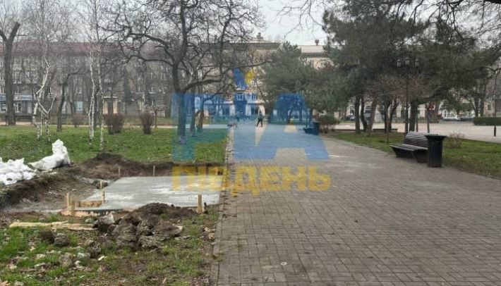 «Цинизм зашкаливает»: в Запорожье устанавливают общественный туалет на аллее местных художников