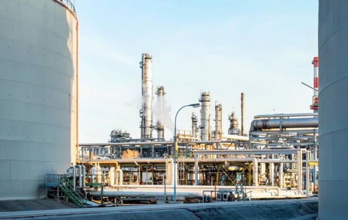 Десять взрывов и масштабный пожар: Новошахтинский НПЗ в Ростовской области выведен из строя