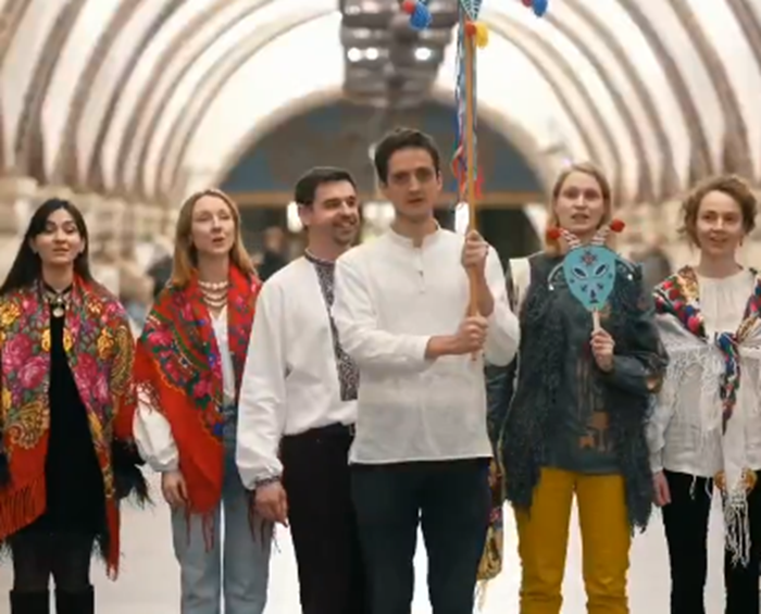 Дипломатическое многоголосие на «Золотых воротах»: послы Британии, Франции и Германии вместе спели «Щедрик»