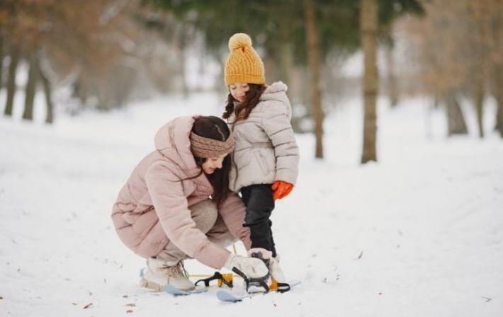 Холодные ноги и простуда: Педиатр объяснила, есть ли риск заболеть, если ребенок промок или перемерз