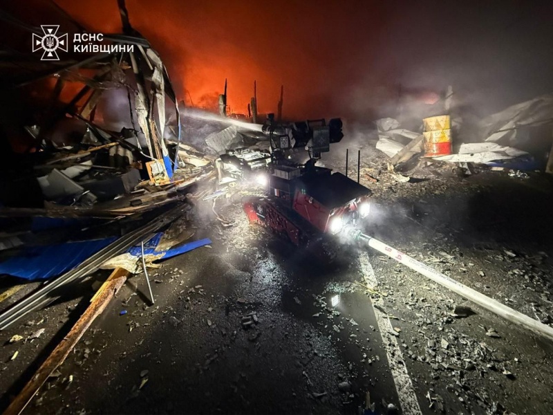 Крім того, повідомлялося про масштабні пожежі в Нових Петрівцях поблизу Києва. 9