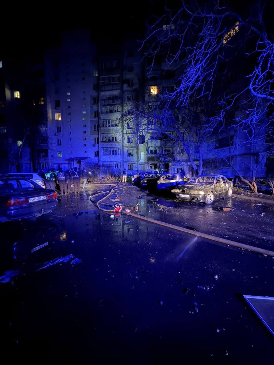 Также огнем повреждены и уничтожены гражданские автомобили, находившиеся рядом с домами. 8