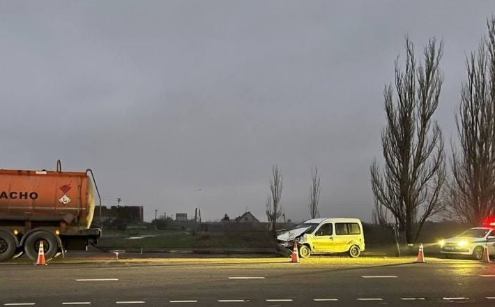 Под Мелитополем автомобиль врезался в фуру: пострадал младенец