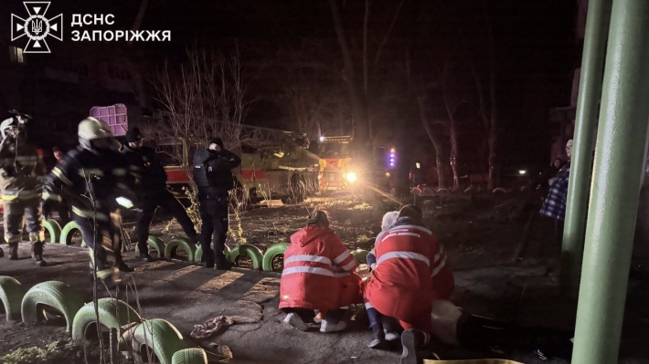 Пожар в Запорожье: во время тушения спасатели нашли погибшую женщину