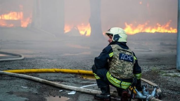 РФ атаковала одну из самых оживленных трасс Харькова: горят машины, есть погибшие и раненые