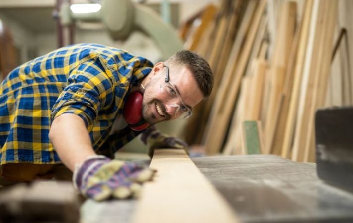 Работа с гарантией: в Украине за год в 8 раз взлетел спрос на забронированных специалистов. Где самые высокие зарплаты