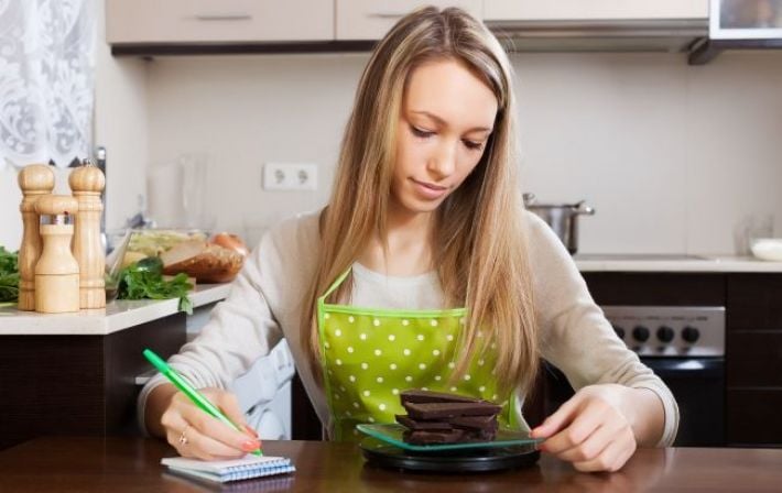 Праздничный стол без стресса: эксперты объяснили, почему стоит прекратить подсчет калорий на Рождество