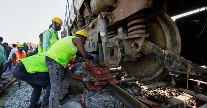 Трагическое происшествие в Индии: пассажирский поезд столкнулся со стадом слонов