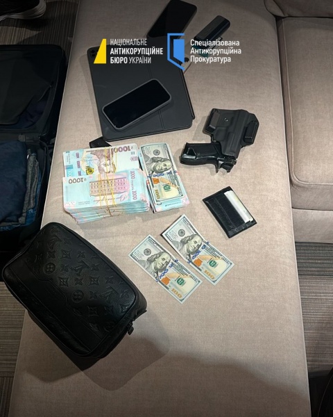 В СБУ уточнили, что депутат привлекла к схеме своего помощника и нескольких посредников, один из которых отвечал за получение незаконных средств.