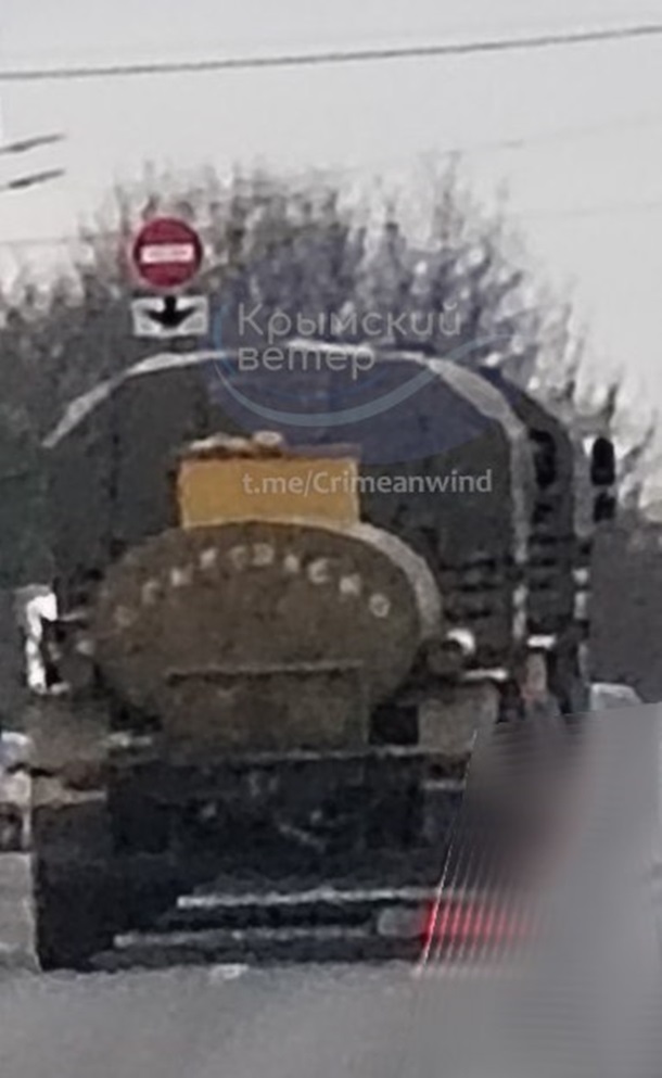 Після серії ударів Сил оборони України на тимчасово окупованому Кримському півострові російські війська зіткнулися з критичною нестачею місць для зберігання пального.