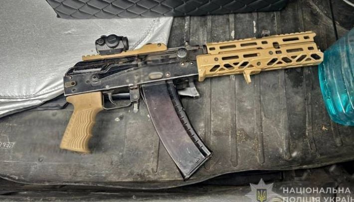 В Запорожье мужчина пытался продать автомат в "крутом обвесе": что рассказала полиция