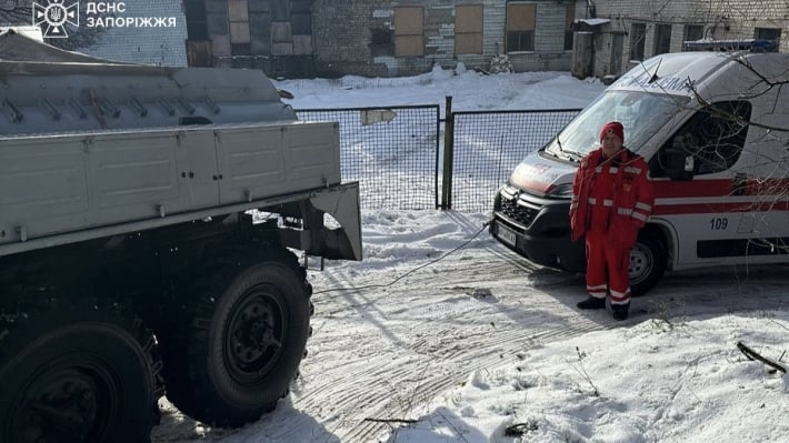 В Запорожье скорая с пациенткой застряла из-за гололеда