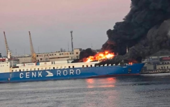 В Одессе после взрывов загорелось судно: есть пострадавший