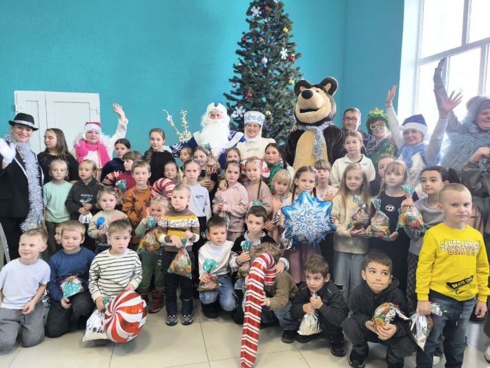 Медведь по вызову: как в Акимовке объяснили детям, где теперь живёт Новый год