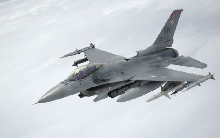 Истребитель F-16 перехватил гражданский самолет в районе резиденции Трампа в США