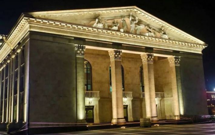 Спектакли на пепелище: в оккупированном Мариуполе готовят открытие драмтеатра, ставшего братской могилой