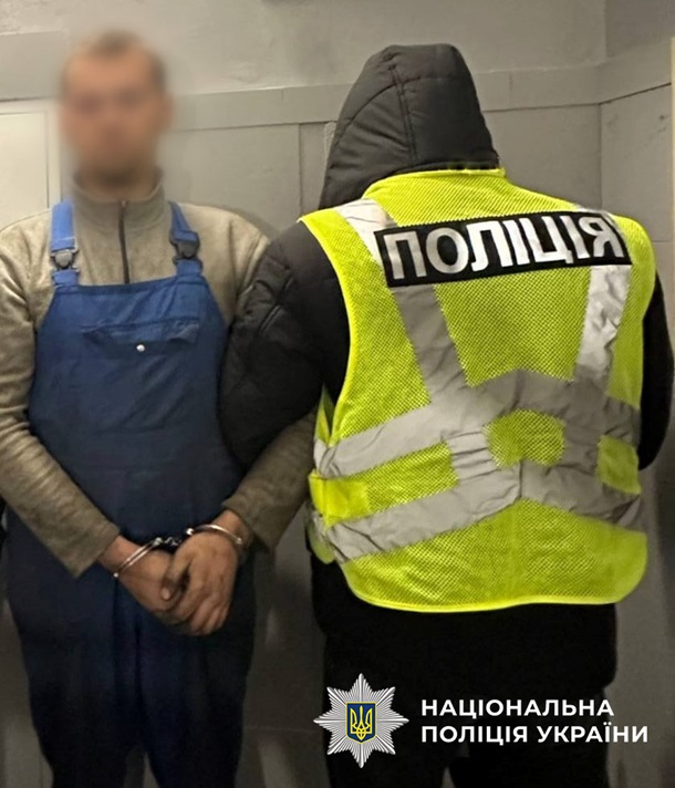 Прибувши на місце, останній облив двері поштового відділення горючою сумішшю та підпалив їх, після чого був затриманий поліцією.