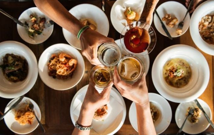 Застолье без вреда для здоровья: Что нужно сделать перед тем, как идти в гости