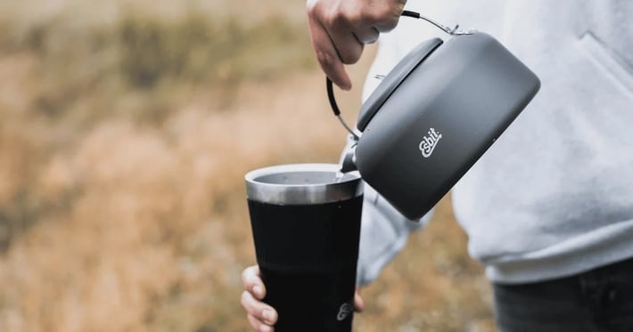 Мужчина умер после длительного использования термочашки: что произошло