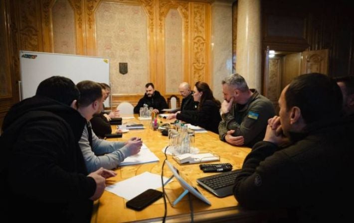 Помощь маломобильным и домам без тепла: правительство определило приоритеты после удара РФ