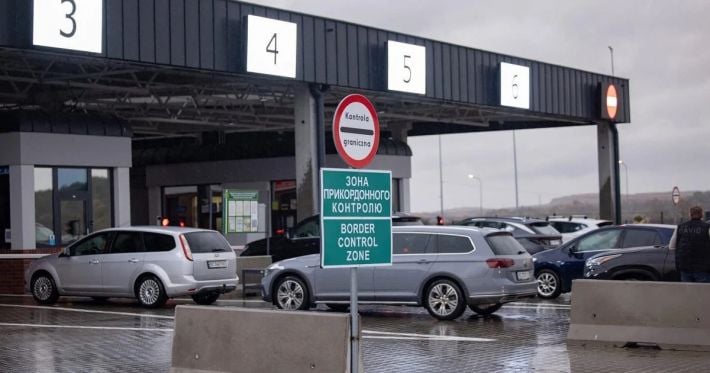 «Я лягу, но оно не заедет в Украину»: история итальянца на границе стала мемом