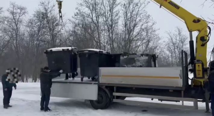 Кража века на службе: водитель мусоровоза в Мелитопольском районе украл и распродал мусорные контейнеры